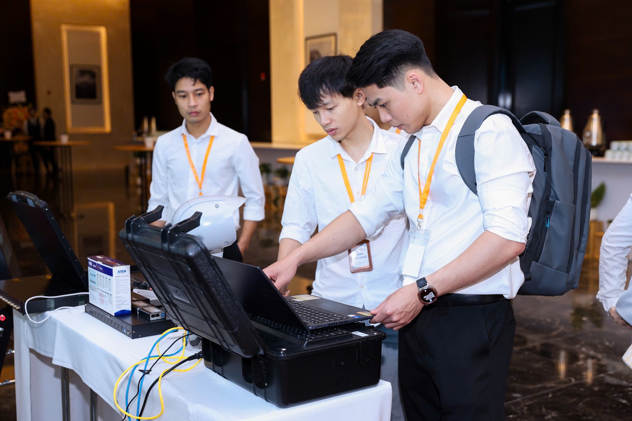 Kỹ thuật công ty LightJSC kiểm tra thiết bị demo