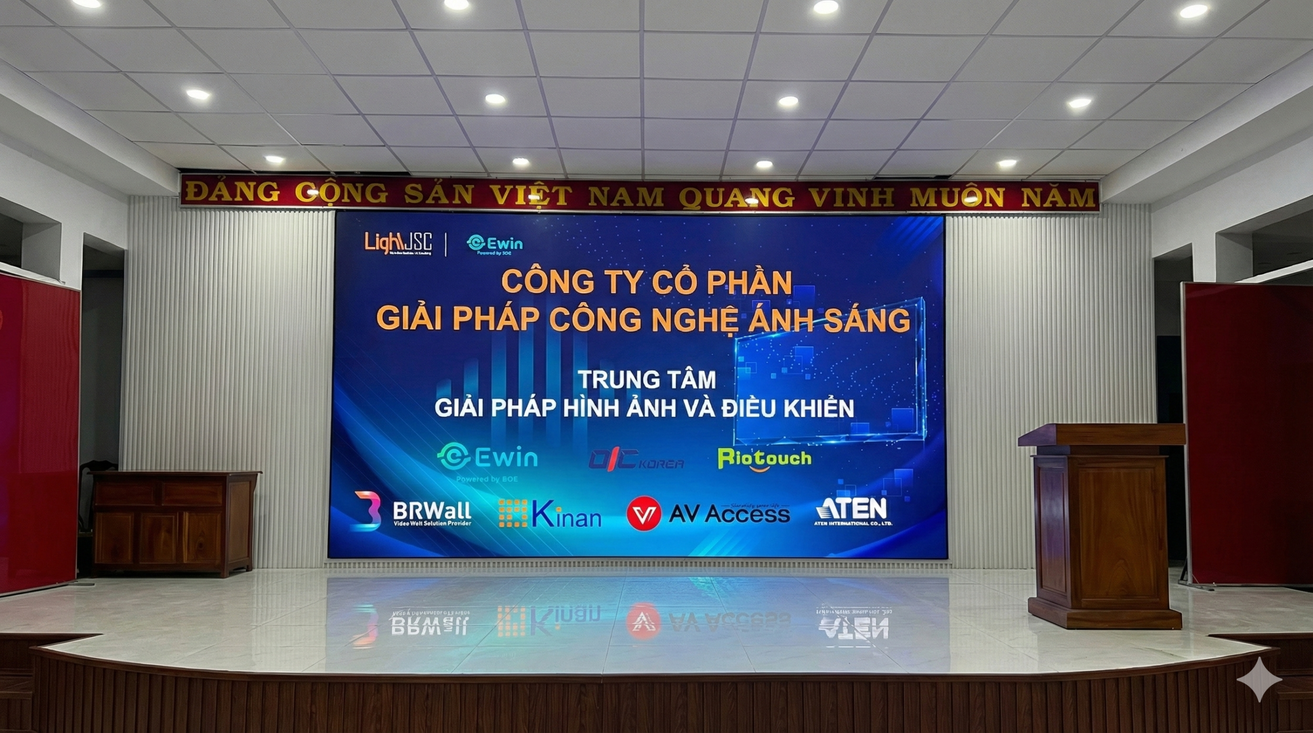 Màn hình ghép EWIN BP55L 55 inch lắp đặt tại hội trường thủy điện thác mơ, sản phẩm của EWIN Digital Technology do LightJSC phân phối tại Việt Nam